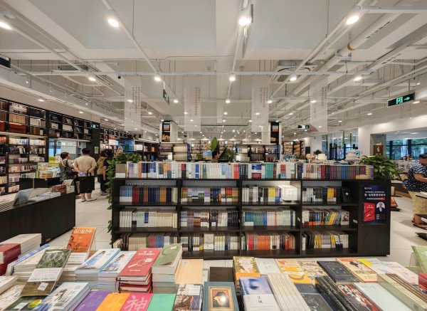 满盈网配资 京城“小而美”书店抵挡夏日酷暑，点亮文化“最后一公里”