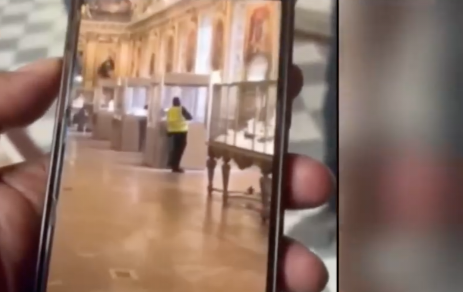 中华金配 藏品或被熔！卢浮宫盗贼画面曝光：装成工人，没偷6000万的钻石 多件作案工具被丢